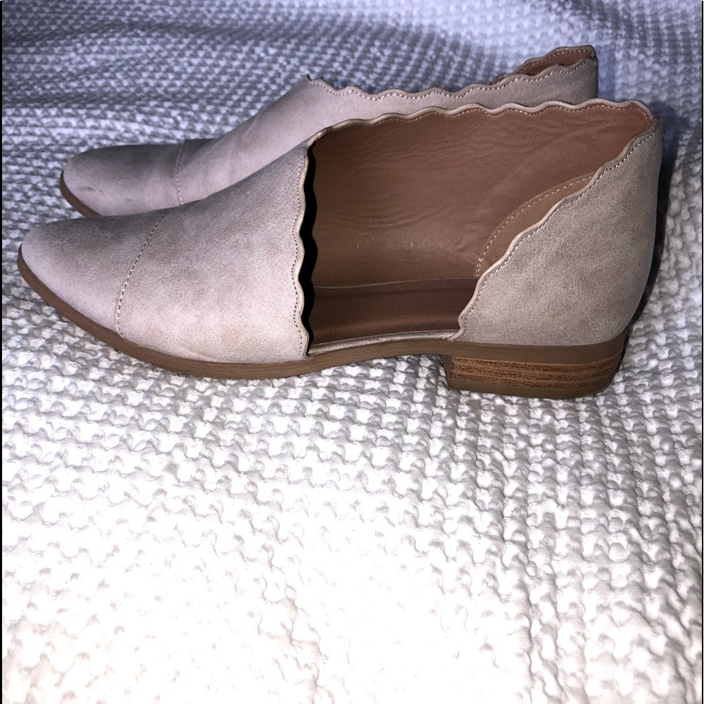 Cream scalloped booties